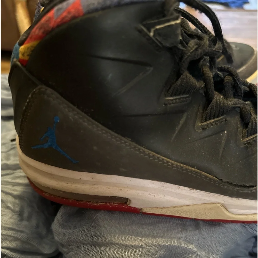 Nike Air Jordan Deluxe Black/Grey/Red/Blue #807718-035 Youth Sz 3.5 - Picture 3 of 4